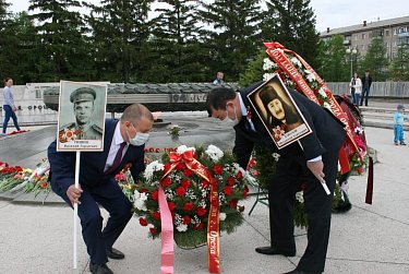 В знак памяти – Цветы Победы